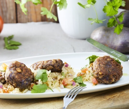 Raffinierte Crossover-Falafel: Rezept für Falafel mit lila Kartoffeln und Sauerkraut-Salsa