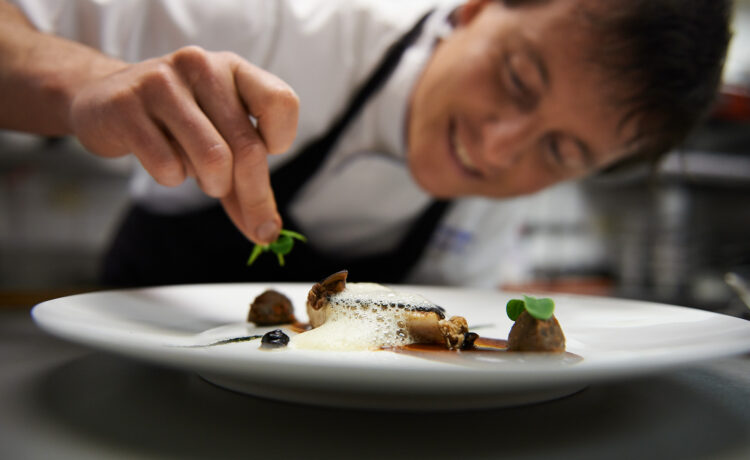 Die engagierten Gastronomen von 50plus Hotels und Genuss Reisen präsentieren bei den „Kulinarischen Veredelungswochen“ typische Speisen und Getränke ihrer Region