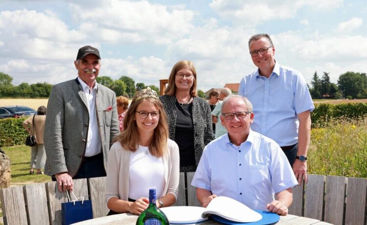 Unterfrankens Regierungspräsident mit den Winzern im Gespräch