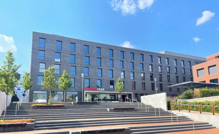 Das neu gebaute IntercityHotel Herford liegt im Zentrum der Stadt und umfasst 135 Gästezimmer im Design von Matteo Thun / Bildquelle: Steigenberger Hotels AG