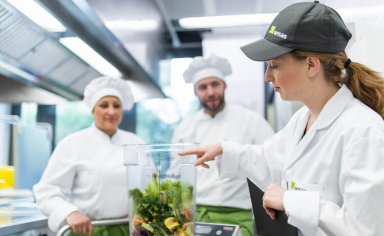 Die Küchenteams der WISAG Catering analysieren Lebensmittelabfälle und passen darauf basierend Zubereitungsmengen an. Bildquelle: WISAG