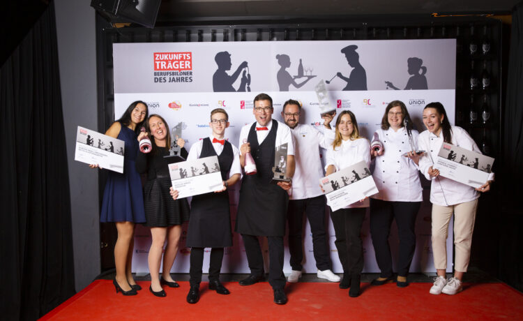 Die Zukunftsträger 2022 (von links): Beatriz Silva, Marion Riedel-Hirschmann, Jérôme Streiff, Nicolas Kraus, Adrian Dähler, Lena Schraner, Monika Stampfli und Laura Schürch.