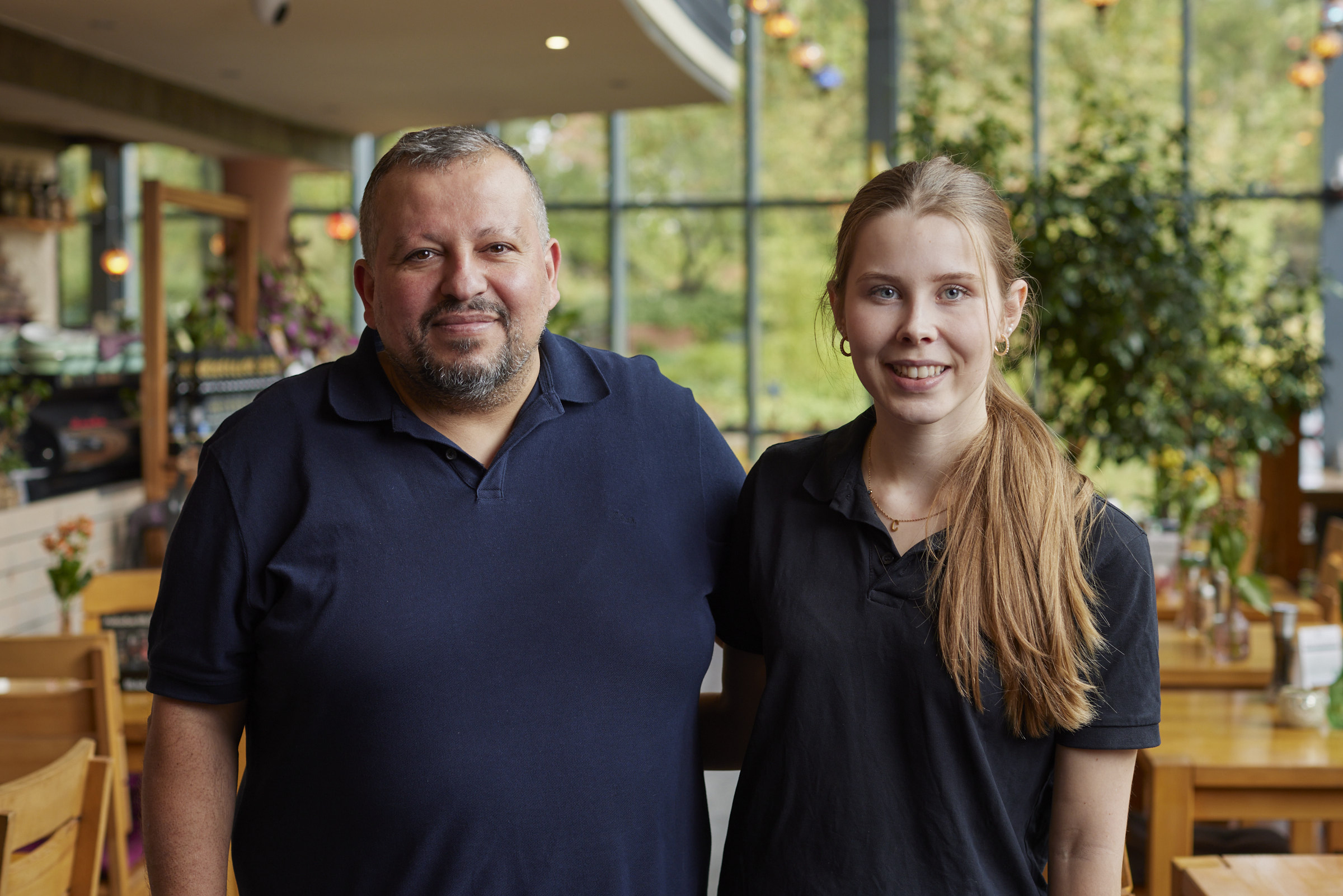 Inhaber Sinan Bozkurt und Management-Assistentin Jael Meyn freuen sich über die Auszeichnung: Das Restaurant Ronja im Ringlokschuppen hat den METRO Preis für nachhaltige Gastronomie 2023 gewonnen. | © Jan Voth