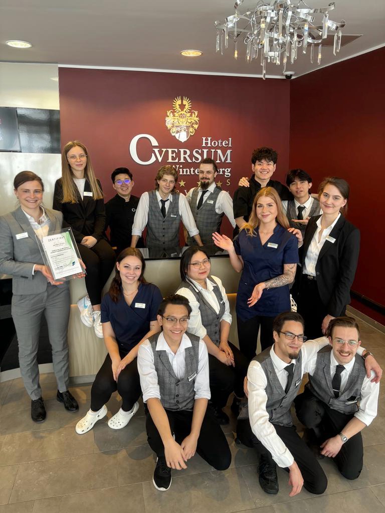 Hotel OVERSUM erhält höchste Auszeichnung für Ausbildungsqualität: v .l Jacqueline Schäfers (stellv. Hoteldirektorin) und das OVERSUM Team freuen sich ©Hotel OVERSUM