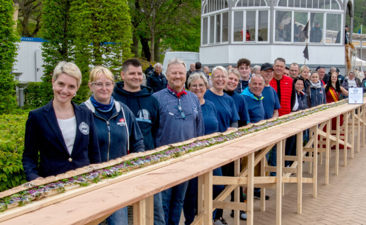 Göhren auf Rügen produziert am Weltfischbrötchentag, dem 4. Mai 2024 mit 30,95 Metern das »längste Bismarckheringsbrötchen« der Welt.