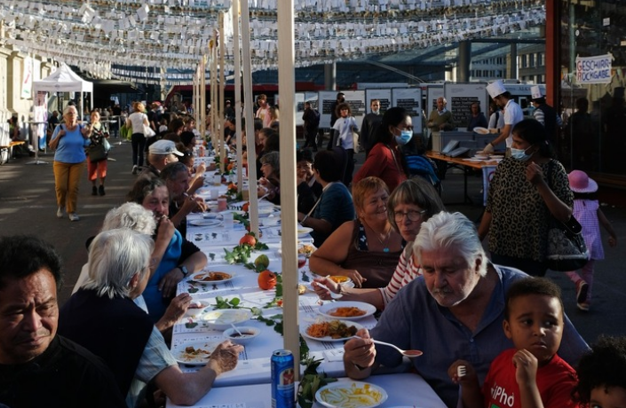 Festessen mit geretteten Lebensmitteln in der Schweiz