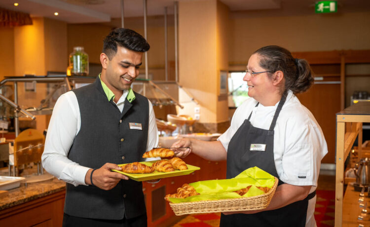 Souschefin Mandy Reinhardt aus dem H+ Hotel & SPA Friedrichroda erklärt Azubi Lakshay Sehrawat, worauf der Fokus bei der Lebensmittelrettung liegt. Die Bilder können Sie kostenfrei veröffentlichen unter Angabe der Quelle H-Hotels GmbH/Yorck Maecke.