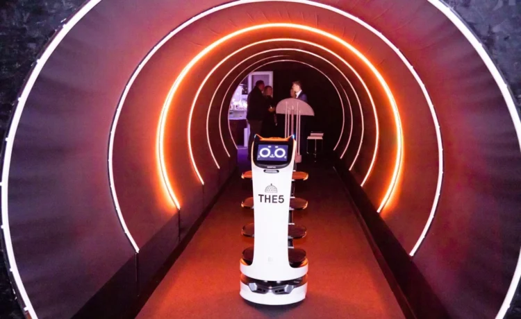 The5 Serviceroboter Bella, Copyright: sebotics.com