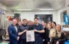 Gemeinsam zum Erfolg: Das Team von The Mansard Gstaad feiert die 13 Gault-Millau-Punkte mit Head Chef Tom Walter