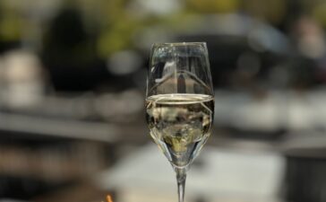 Terrassenauftakt im DoubleTree by Hilton Berlin Ku´damm mit Champagner und Currywurst ©Foto: Diana Albrech