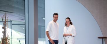 Michelin-Stern für THE CLOUD by Käfer in der BMW Welt. Sandra Wittemer, Leitung BMW Welt, und Jens Madsen, Küchenchef von THE CLOUD by Käfer